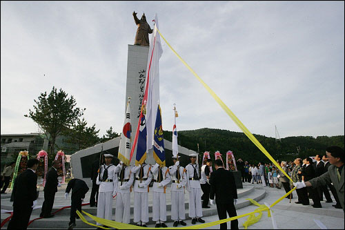 통영시 망일봉공원의 이순신 장군 동상, 이곳에서 신녕 해맞이 행사가 펼쳐질 예정이다. 